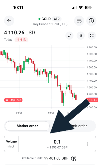 Entering the order volume for a Gold CFD short trade in the XTB app